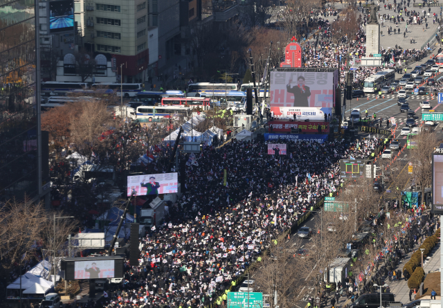 11일 오후 서울 광화문광장 인근에서 