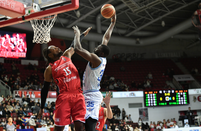 대구 한국가스공사 페가수수의 유슈 은도예가 12일 안양 정관장 아레나에서 열린 2024-2025 KBL 4라운드 경기에 출전해 안양 정관장 레드부스터스의 디온테 버튼을 앞에 둔 채 골밑슛을 시도하고 있다. KBL 제공