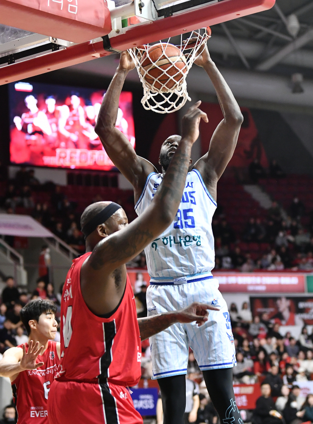 대구 한국가스공사 페가수수의 유슈 은도예가 12일 안양 정관장 아레나에서 열린 2024-2025 KBL 4라운드 안양 정관장 레드부스터스와의 경기에 출전해 덩크를 터뜨리고 있다. KBL 제공