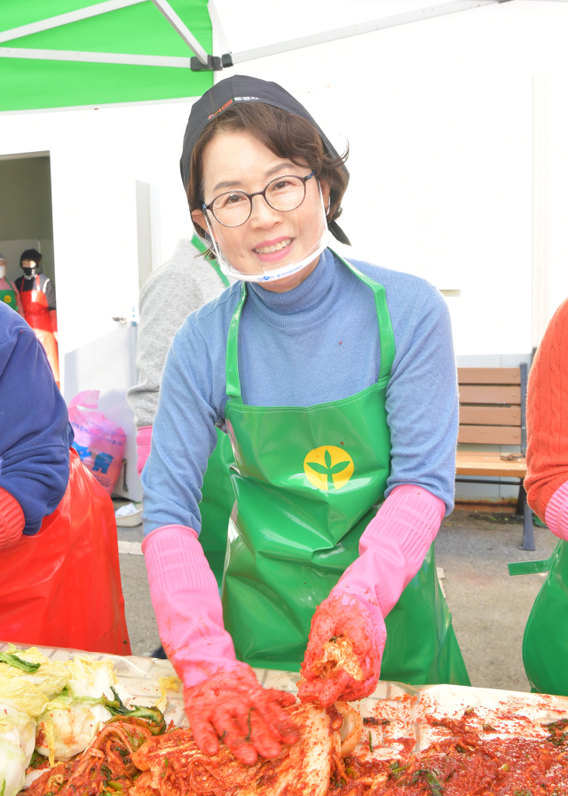 김장담그기 봉사활동을 하고 있는 박춘남 문경시의원