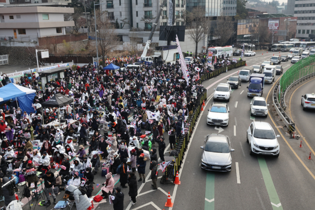 13일 오전 서울 용산구 한남동 대통령 관저 인근에서 보수단체가 주최한 탄핵 반대 집회가 열리고 있다. 연합뉴스