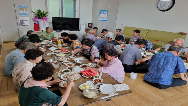 의성군은 올해부터 지역 내 경로당 26곳을 대상으로 노인들에게 균형잡힌 식사를 제공하는 