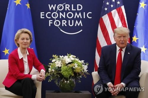 2020년 스위스 다보스포럼 당시 폰데어라이엔 EU 집행위원장과 트럼프 대통령 당선인. 연합뉴스