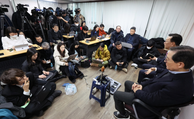 윤갑근(오른쪽), 석동현 변호사 등 윤석열 대통령 대리인단이 9일 오후 서울 서초구 서초동 석동현 변호사 사무실에서 외신기자 대상 기자회견을 하고 있다. 연합뉴스