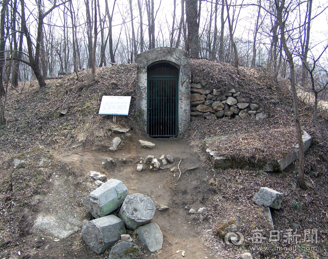 충남잠업강습소가 1915년 공산성 내에 건립한 공주 잠종냉장고. 겨울 금강에서 채취한 얼음을 왕겨와 함께 넣고 누에씨를 보관했다. 사진은 2008년 무렵 촬영된 모습이다. 사진=공주시청 제공.