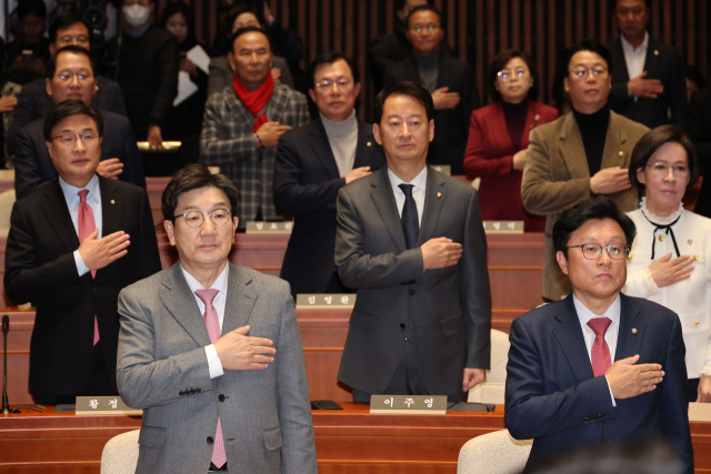 국민의힘 권성동 원내대표가 13일 오후 서울 여의도 국회에서 열린 의원총회에 참석해 국기에 대한 경례를 하고 있다. 연합뉴스