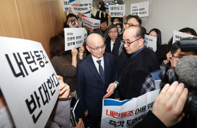 안창호 국가인권위원장이 13일 오후 서울 중구 인권위에서 열린 국가인권위원회 전원위원회에 참석하기 위해 회의장으로 향하던 중 규탄 시위에 가로막혀 발길을 돌리고 있다. 연합뉴스