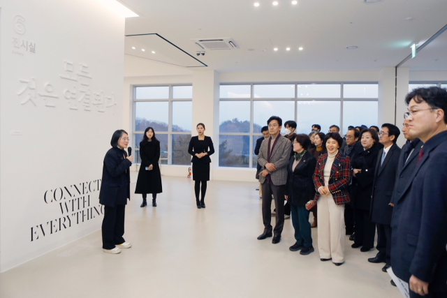 13일 오후 대구미술관 부속동 개관식에 참여한 내빈들이 전시 투어를 하고 있다. 대구미술관 제공