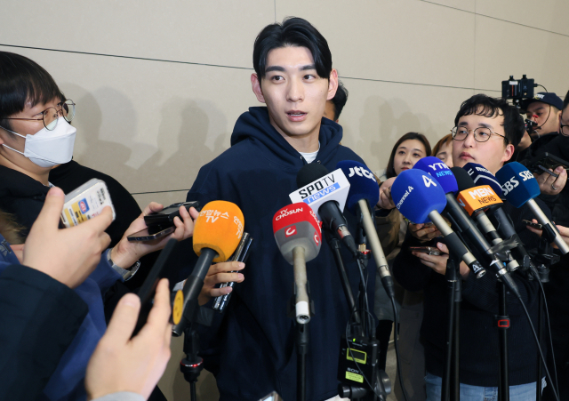 미국프로야구(MLB) 샌프란시스코 자이언츠 이정후가 13일 인천국제공항을 통해 출국하기 전 취재진의 질문에 답하고 있다. 연합뉴스