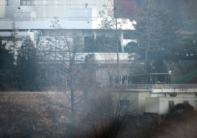 고위공직자범죄수사처(공수처)가 윤석열 대통령에 대한 체포영장을 재발부받은 지 일주일을 맞은 13일 오전 서울 용산구 한남동 대통령 관저에서 경호처 대테러과 직원으로 보이는 인물들이 순찰하고 있다. 연합뉴스