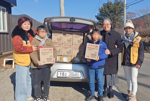 대한적십자사 대구지사(회장 박명수)는 한국자산관리공사 후원의 생활용품세트를 대구 군위군 내 취약 아동·청소년 가구 30세대에 지원했다고 14일 밝혔다. 대구 적십자사 제공