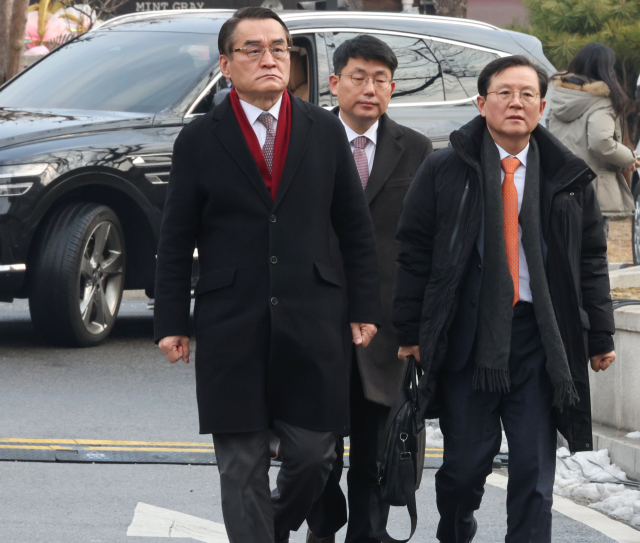 윤석열 대통령의 탄핵심판 첫 변론기일인 14일 오후 윤 대통령의 법률대리인인 배보윤(왼쪽), 윤갑근 변호사가 서울 종로구 헌법재판소에 출석하고 있다. 연합뉴스