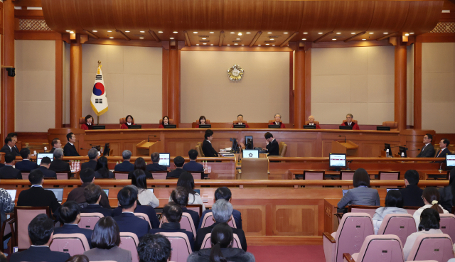 윤석열 대통령 탄핵 심판 첫 변론이 열린 14일 오후 서울 종로구 헌법재판소 대심판정에 헌법재판관들이 입장해 자리에 앉고 있다. 연합뉴스