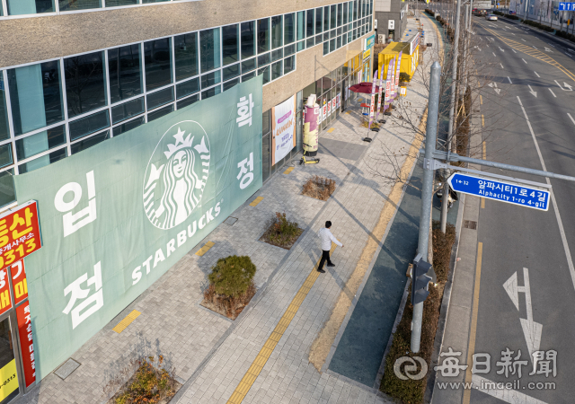 14일 대구 수성구 수성알파시티 롯데쇼핑타운 부지 앞 상가에 커피전문점 입점을 알리는 현수막이 내걸려 있다. 안성완 기자 asw0727@imaeil.com