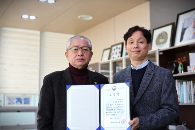 서판길 한국뇌연구원장과 김민관(왼쪽) 시설안전팀장이 표창장을 들고 기념촬영을 하고 있다. 한국뇌연구원 제공