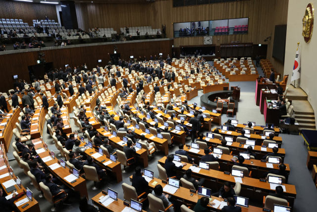 8일 오후 국회 본회의에서 대통령 권한대행 체제에서 재의요구권(거부권)이 행사돼 국회로 돌아온 내란 특검법, 김건희 여사 특검법, 양곡관리법 개정안 등 농업 관련 법안 4개, 국회법 개정안, 국회증언감정법 개정안 이 재표결 끝에 부결되자 야당 의원들이 밖으로 나서고 있다. 연합뉴스