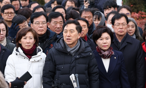 국민의힘 김기현 의원을 비롯한 의원들이 6일 오후 서울 용산구 대통령 관저 앞에서 입장발표를 하고 있다. 연합뉴스.