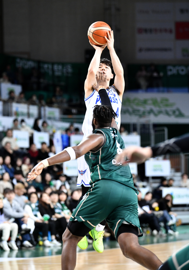 대구 한국가스공사 페가수스의 김낙현이 14일 원주종합체육관에서 열린 2024-2025 KBL 4라운드 원주 DB 프로미와의 경기에 출전해 드리블을 시도하고 있다. KBL 제공