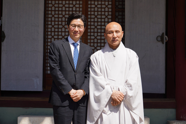 지난해 4월1일 경남 양산시에 위치한 통도사에 방문해 주지 승려 현덕과 사진을 찍은 이강래 당시 대통령실 시민사회수석실 선임행정관. 통도사 홈페이지