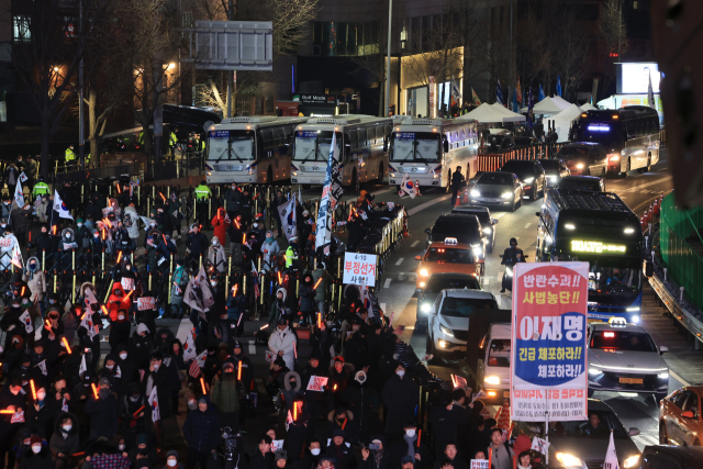 윤석열 대통령 2차 체포영장 집행이 이르면 15일 착수될 것으로 전망되는 가운데 14일 밤 서울 용산구 한남동 대통령 관저 인근에 경찰 버스가 대기하고 있다. 연합뉴스