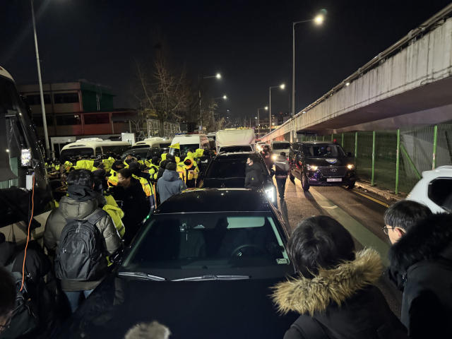 고위공직자범죄수사처(공수처)가 윤석열 대통령 2차 체포영장 집행에 나설 것으로 전망되는 가운데 공수처 관계자들이 타고 온 것으로 보이는 차량이 대통령 관저 앞에서 대기하고 있다. 이찬민 기자