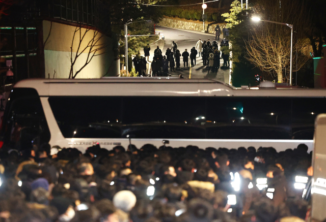 고위공직자범죄수사처(공수처)와 경찰이 윤석열 대통령에 대한 2차 체포영장 집행에 나선 15일 용산구 한남동 대통령 관저에서 경호 관계자들이 대기를 하고 있다. 연합뉴스