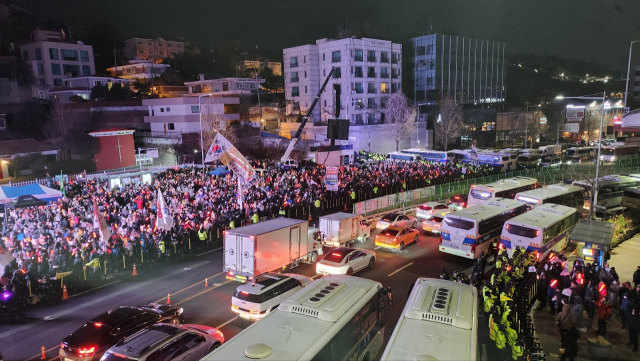 공조수사본부가 15일 오전 윤석열 대통령의 체포영장 재집행을 시도하고 있는 가운데, 한남동 관저 인근에서 이를 규탄하는 집회가 열리고 있다. 남정운 기자