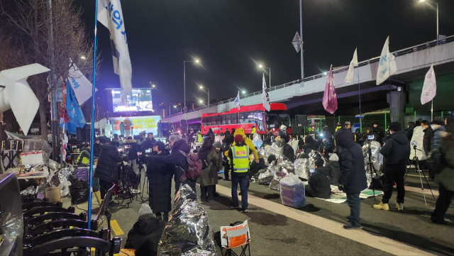 공조수사본부가 15일 오전 윤석열 대통령의 체포영장 재집행을 시도하고 있는 가운데, 한남동 볼보빌딩 앞에서 시민 약 200명이 이를 촉구하는 집회를 열고 있다. 남정운 기자