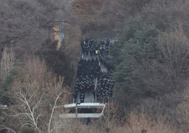 고위공직자범죄수사처(공수처)와 경찰이 윤석열 대통령에 대한 2차 체포영장 집행에 나선 15일 용산구 한남동 대통령 관저에서 경찰 병력이 2차 저지선을 넘어 진입하고 있다. 연합뉴스