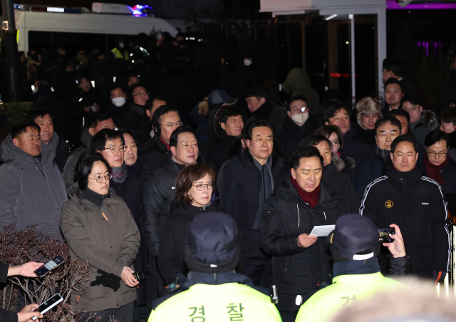 고위공직자범죄수사처(공수처)와 경찰이 윤석열 대통령에 대한 2차 체포영장 집행에 나선 15일 서울 용산구 한남동 대통령 관저 입구에서 국민의힘 김기현 의원이 입장발표를 하고 있다. 연합뉴스