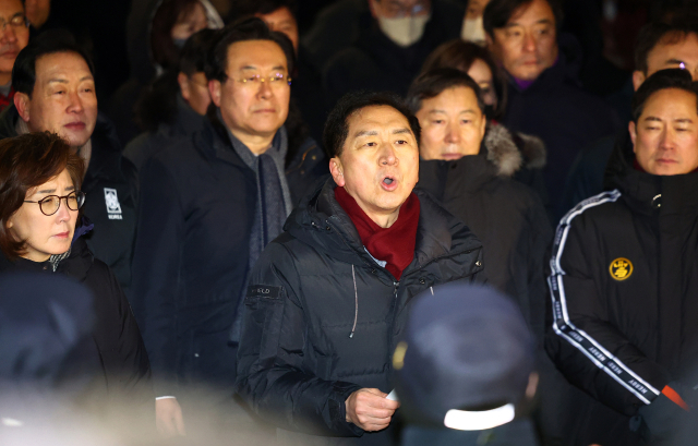 고위공직자범죄수사처(공수처)와 경찰이 윤석열 대통령에 대한 2차 체포영장 집행에 나선 15일 서울 용산구 한남동 대통령 관저 입구에서 국민의힘 김기현 의원이 입장발표를 하고 있다. 연합뉴스