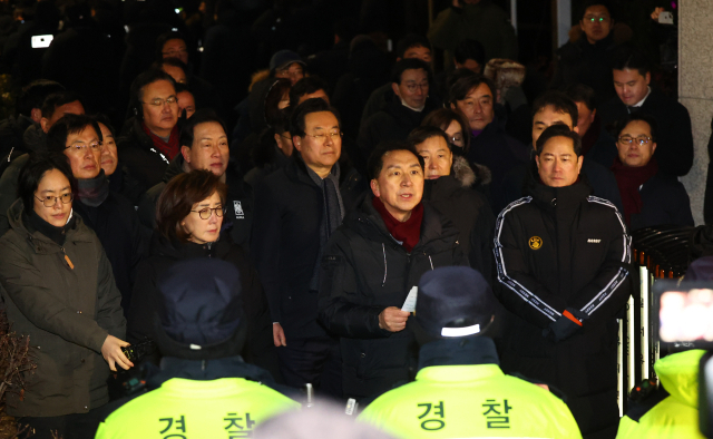 고위공직자범죄수사처(공수처)와 경찰이 윤석열 대통령에 대한 2차 체포영장 집행에 나선 15일 서울 용산구 한남동 대통령 관저 입구에서 국민의힘 김기현 의원이 입장발표를 하고 있다. 연합뉴스