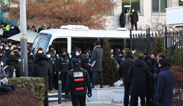 고위공직자범죄수사처(공수처)와 경찰이 윤석열 대통령에 대한 2차 체포영장 집행에 나선 15일 용산구 한남동 대통령 관저에서 미니버스 한 대가 나오고 있다. 연합뉴스