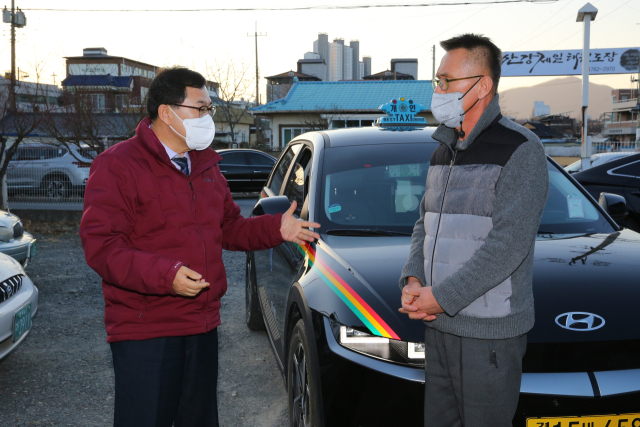 주낙영 경주시장(왼쪽)이 어르신 무료택시 사업과 관련해 택시 운전기사와 대회를 나누고 있다. 경주시 제공