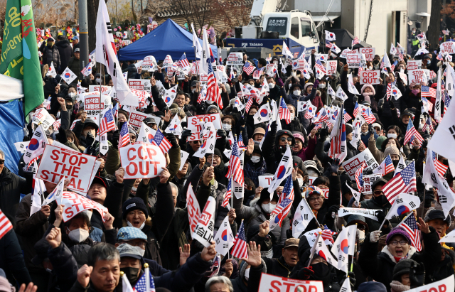 14일 오후 서울 한남동 관저 앞에서 윤석열 대통령 탄핵 반대 집회가 열리고 있다. 연합뉴스