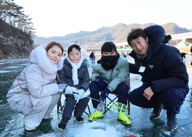 제2회 영양 꽁꽁 겨울축제를 방문한 가족단위 방문객들이 얼음 낚시를 즐기고 있다. 영양군 제공