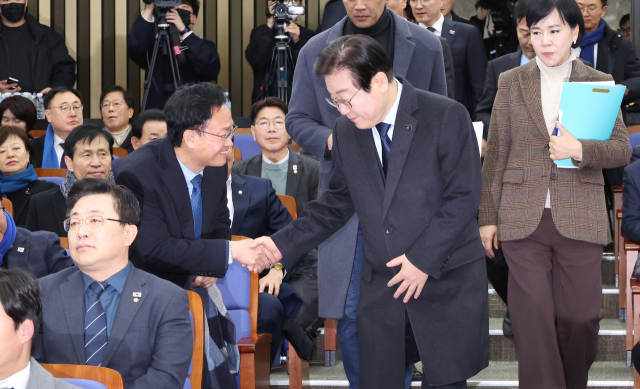 더불어민주당 이재명 대표가 15일 국회에서 열린 의원총회에 입장하고 있다. 연합뉴스