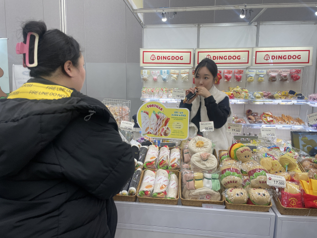 한 관람객이 반려동물 용품 사용법에 대한 설명을 듣고 있다. 한소연 기자