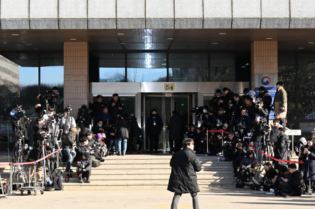 15일 오전 정부과천종합청사 고위공직자범죄수사처에서 체포된 윤석열 대통령 취재를 위해 취재진이 모여있다. 윤 대통령은 취재진을 피해 건물 뒤쪽 출입구를 통해 들어갔다. 연합뉴스