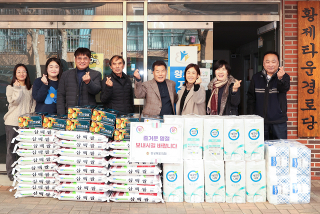 15일 배한철 경북도의원이 경산 황제지역아동센터를 방문해 위문품을 전달했다. 경북도의회 제공