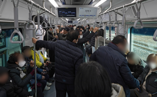 15일 서대구역에서 경산으로 향하는 대경선 열차가 이용객들로 발 디딜 틈 없이 붐비고 있다. 김영진 기자 kyjmaeil@imaeil.com