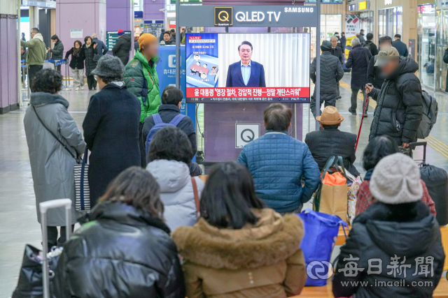 [포토뉴스] 윤석열 대통령 체포영장 관련 뉴스 시청하는 대구 시민들