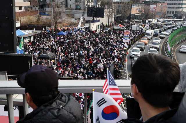 14일 오후 서울 한남동 관저 앞에서 윤석열 대통령 탄핵 반대 집회가 열리고 있다. 연합뉴스