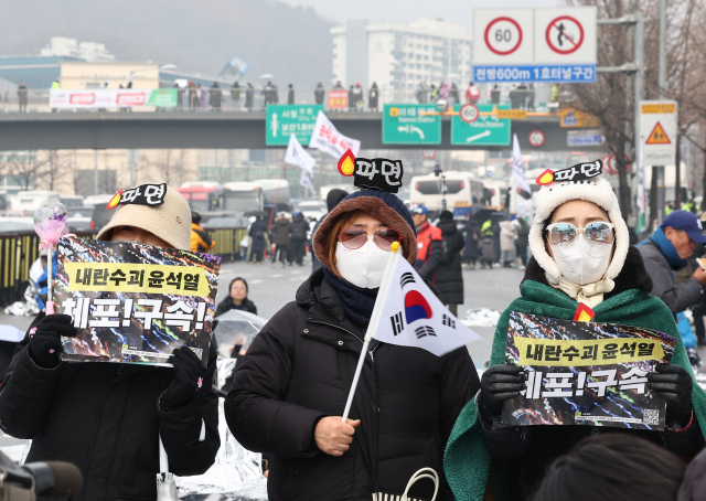 윤석열 대통령의 체포영장 유효기간 만료일인 6일 오전 서울 용산구 한남동 대통령 관저 인근에서 