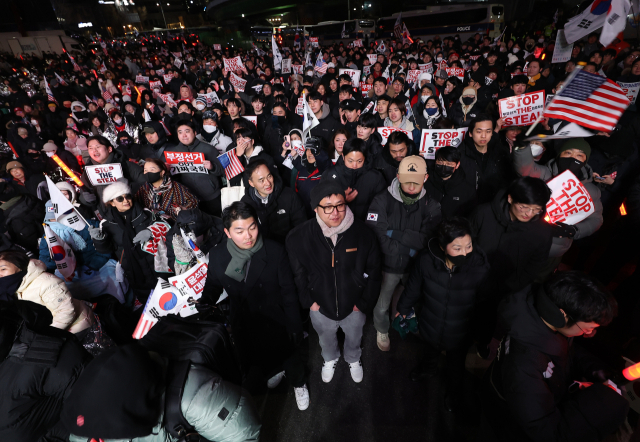 4일 오후 대통령 관저가 있는 서울 용산구 한남동 한남대로에서 대한민국바로세우기국민운동본부 등이 윤석열 대통령 체포를 반대하는 집회를 열고 있다. 연합뉴스