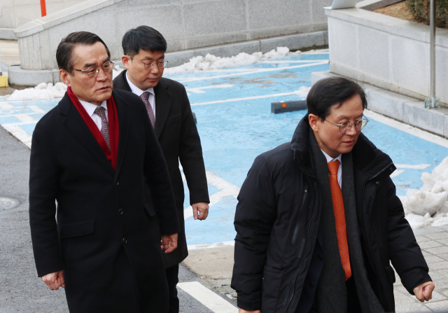 14일 오후 윤석열 대통령의 법률대리인 배보윤, 윤갑근 변호사가 윤 대통령의 탄핵심판 첫 변론기일을 마치고 서울 종로구 헌법재판소 심판정을 나서고 있다. 연합뉴스