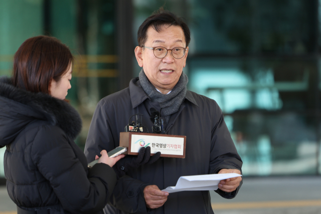 윤석열 대통령 측 석동현 변호사가 15일 오후 서울고등검찰청 앞에서 입장 발표를 하고 있다. 연합뉴스