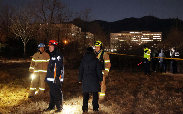 윤석열 대통령에 대한 체포영장이 집행된 15일 고위공직자범죄수사처(공수처)가 있는 경기 과천시 정부과천청사 부근에서 남성 1명이 분신해 숨지는 사고가 발생해 경찰과 소방이 현장을 조사하고 있다. 연합뉴스