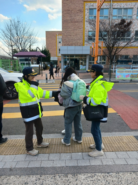 아동안전지킴이들이 도내 한 초등학교 통학로에서 순찰활동을 하고 있는 모습. 경북도 제공