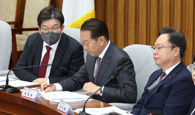 국민의힘 권영세 비상대책위원장(가운데)과 권성동 원내대표가 16일 오전 국회에서 열린 설 명절 응급의료체계 및 호흡기 감염병 확산 점검 관련 당정협의회에 참석해 대화하고 있다. 오른쪽은 조규홍 보건복지부 장관. 연합뉴스